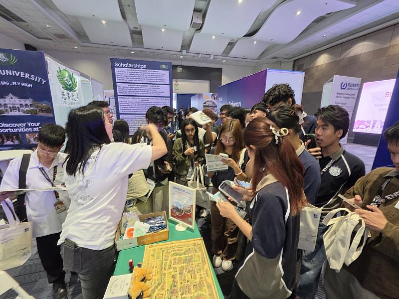 東華大學參展人員向菲律賓學生介紹學校概況。