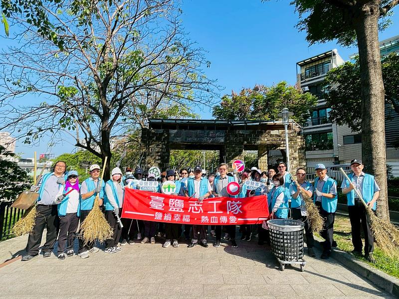 臺鹽公司董事長丁彥哲（前排左8）、總經理李杰翰（前排左9）、副總經理洪雅萍（前排左7）率逾60位志工隊健走清掃，走出辦公室維護在地環境，打造社區共好。
