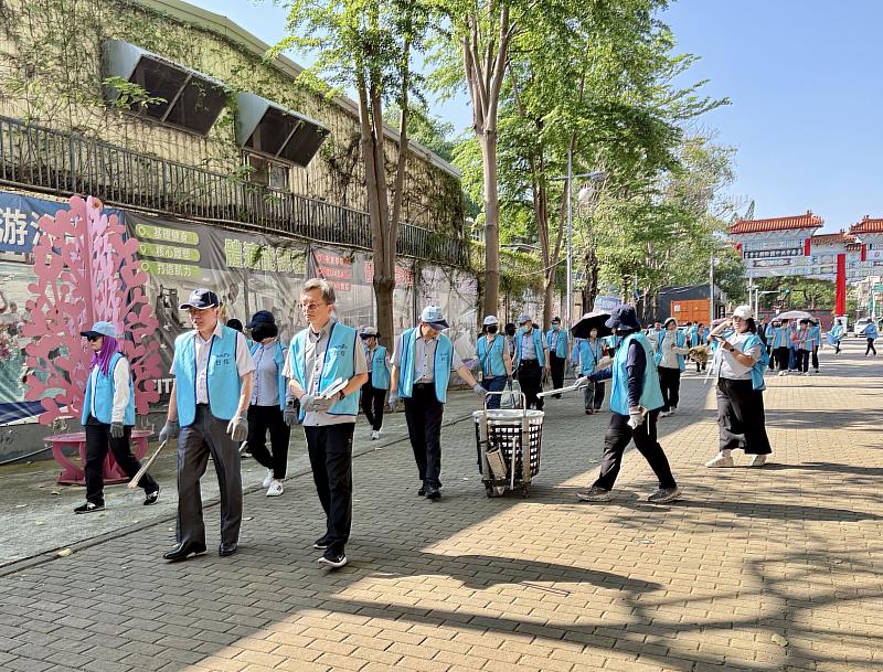 臺鹽公司董事長丁彥哲（前排左）號召同仁走入社區健走清掃，將環境守護落實於日常生活。