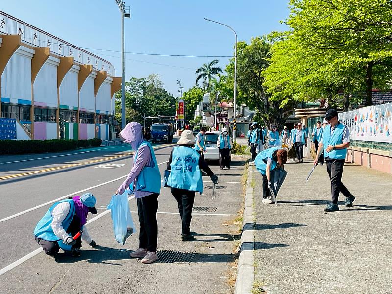 臺鹽志工隊沿途撿拾菸蒂、紙屑及各類廢棄物，自發維護公司周邊環境整潔。