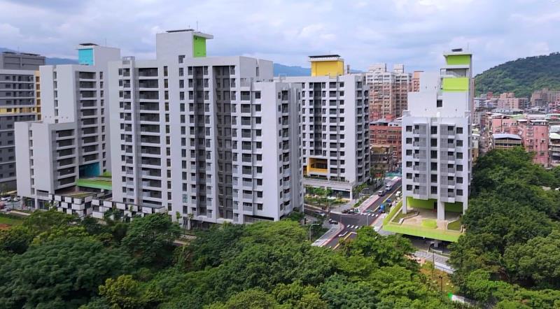 三峽國光二期社宅附近有國立台北大學、北大國小、龍埔國小、三峽國中，且距離捷運三鶯線三峽站（LB06）步行3分鐘內可達。（新北住都中心提供）