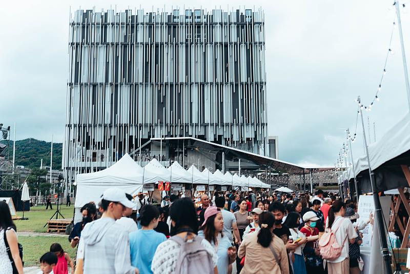 新北市美術館開館周年系列活動本週末(4月25日、26日)熱鬧展開,「流聲市集」將於下午4點登場,匯集全台超過30家風格品牌。