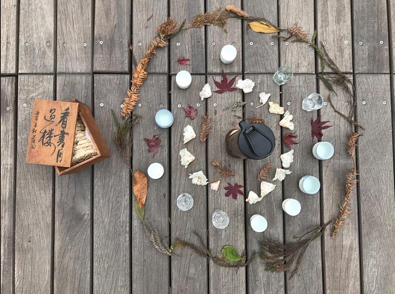 在美國 ANFT 關係式森林療癒體驗中，「飲食」常作為溫暖而圓滿的結尾。透過品嚐以在地食材製作的小茶點，讓人與土地產生更深的連結，體會天人合一的和諧。照片為宜蘭太平山香港團體驗所準備的茶點—當地小農的蜜香紅茶與米餅。