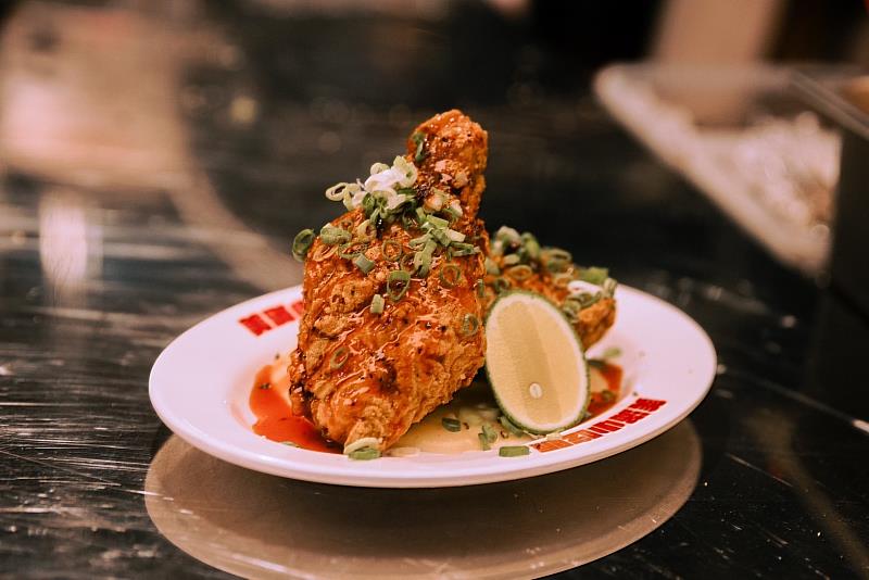 傳承台南45年經典風味的「美滿炸雞」進駐流聲市集，以外酥內多汁的招牌口感，帶來熟悉又迷人的街頭美食記憶。