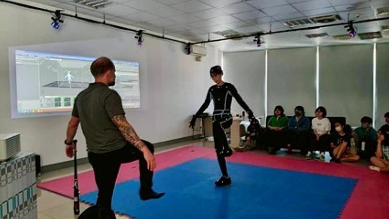 南臺科大視傳系學生於動畫工作坊全神貫注實作「動作捕捉」，台下同學認真觀摩。透過先進設備與美籍2K Games總監親授，引領師生接軌國際數位設計最新趨勢。