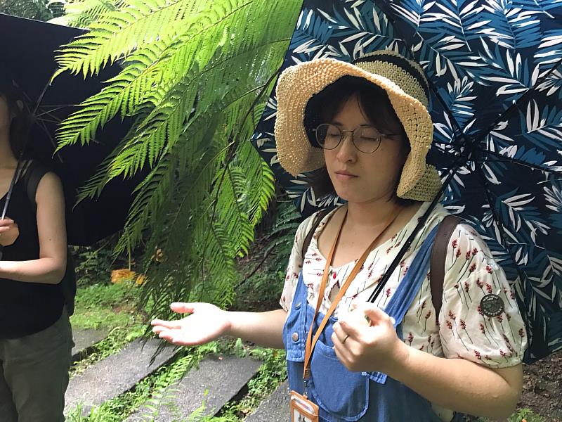 在感官體驗的過程中，森林療癒嚮導常邀請參與者閉上雙眼，以聽覺、觸覺與嗅覺感受周遭環境，將外在接收到的訊息，轉化為內在的心之感受。這是一種「顯化（embodiment）」的歷程—讓感知落地，讓身心重新對齊。