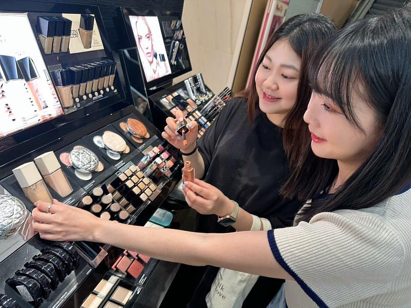 即日起至5月31日止，於指定百貨單筆消費滿千並完成累點，即可獲「Switch 2 瑪利歐賽車世界主機組」抽獎資格。