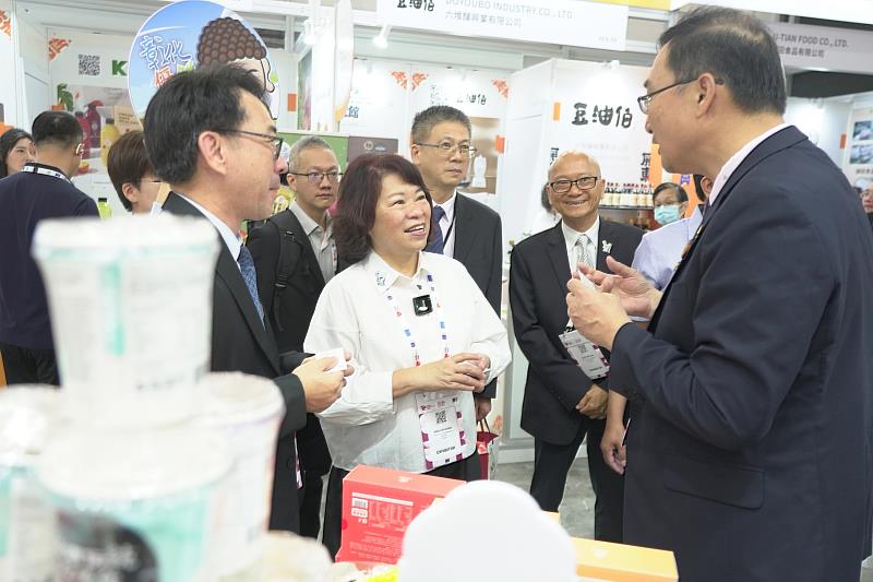 黃敏惠市長帶著「嘉市好物」與全世界交朋友。