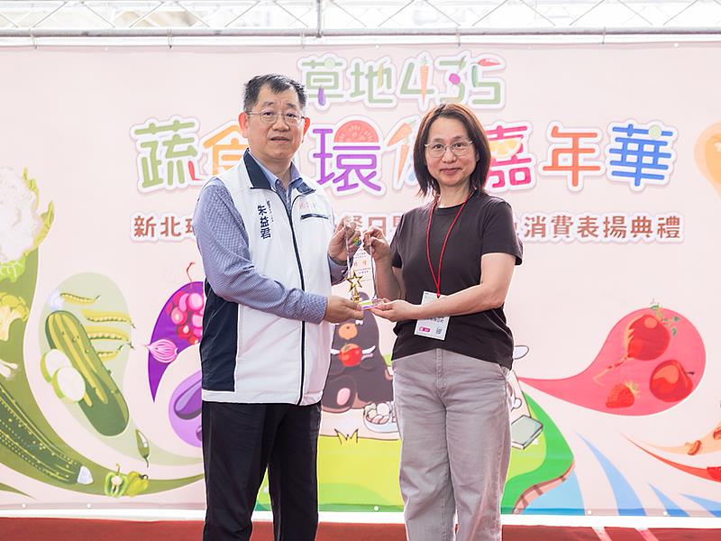新北市環保局副局長朱益君頒發綠色採購特優獎座，由資拓宏宇葛湘玟副總（右）代表領獎。