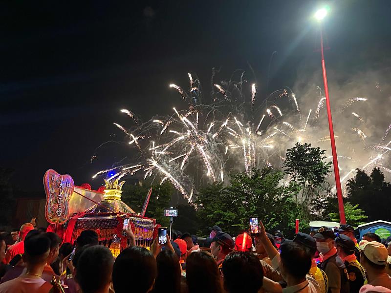 大甲媽遶境圓滿起駕 翁章梁點燃馬炮恭送回鑾