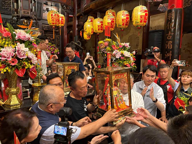 大甲媽遶境圓滿起駕 翁章梁點燃馬炮恭送回鑾