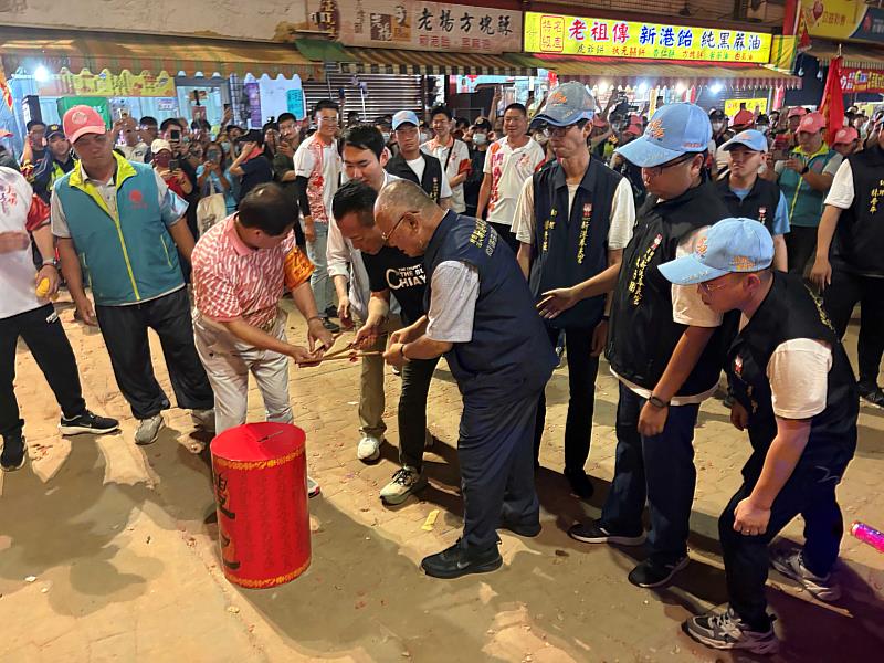 大甲媽遶境圓滿起駕 翁章梁點燃馬炮恭送回鑾