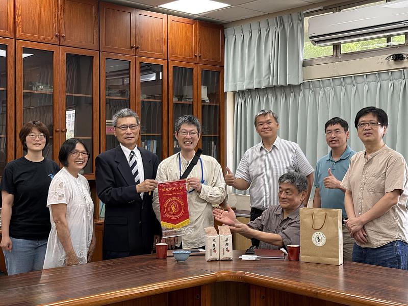 與會貴賓及中興大學農藝學系老師合照。