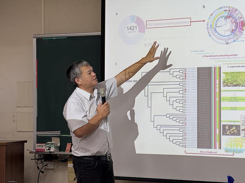 信宏老師分享水稻研究經驗與成果。