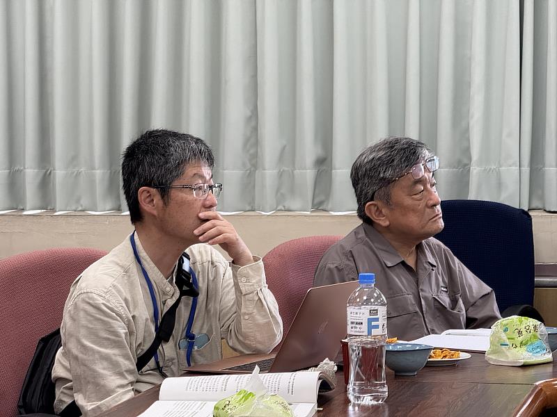 佐藤豐教授（左）與寺島一郎教授（右）。