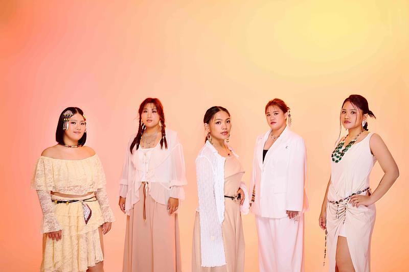 《Kivaljuq - 歌，正在綻放》數位和實體專輯今（22）日同步上架；可至各大數位串流平台聆聽，或於各大通路購買實體專輯。（圖／風潮音樂提供）