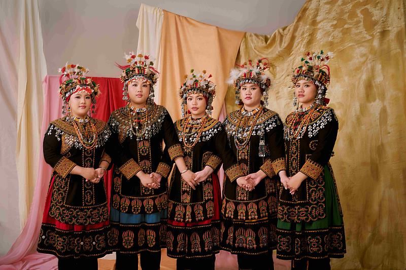 TBT全新專輯《Kivaljuq - 歌，正在綻放》由金曲跨界製作人吳金黛操刀，以「古法」為根基，融入更多節奏與律動，襯托出複音音樂深邃而複雜的和音美學。（圖／風潮音樂提供）