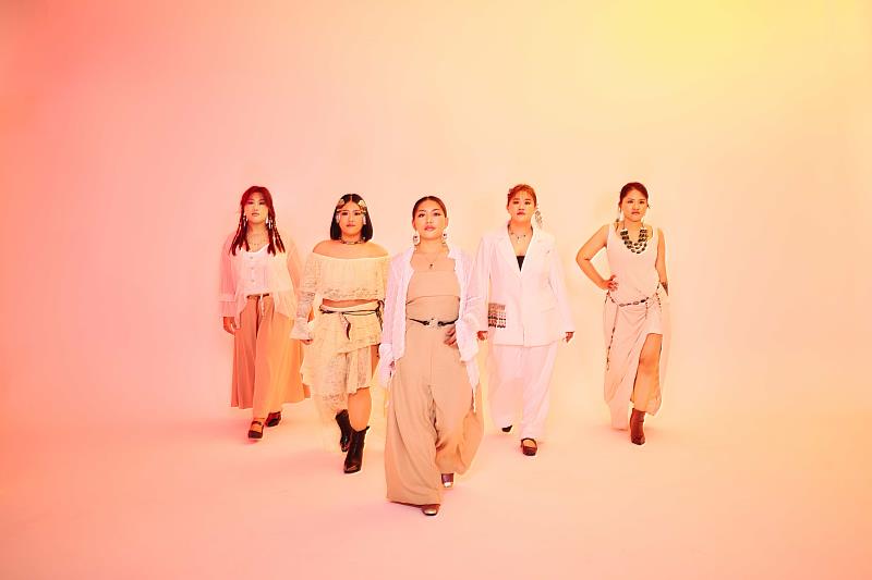 來自北大武山的排灣族美聲天籟「TBT泰武古謠傳唱」，睽違四年推出全新專輯《Kivaljuq - 歌，正在綻放》。（圖／風潮音樂提供）