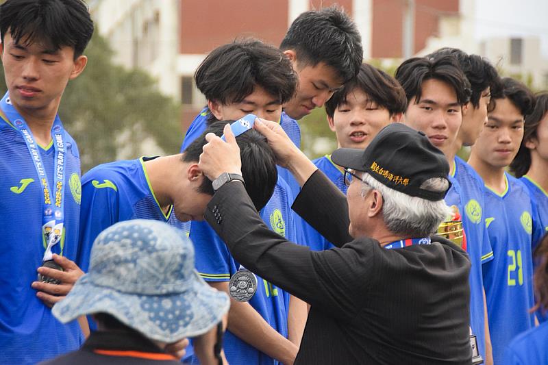 海大冉繁華副校長於現場為球員一一戴上獎牌。