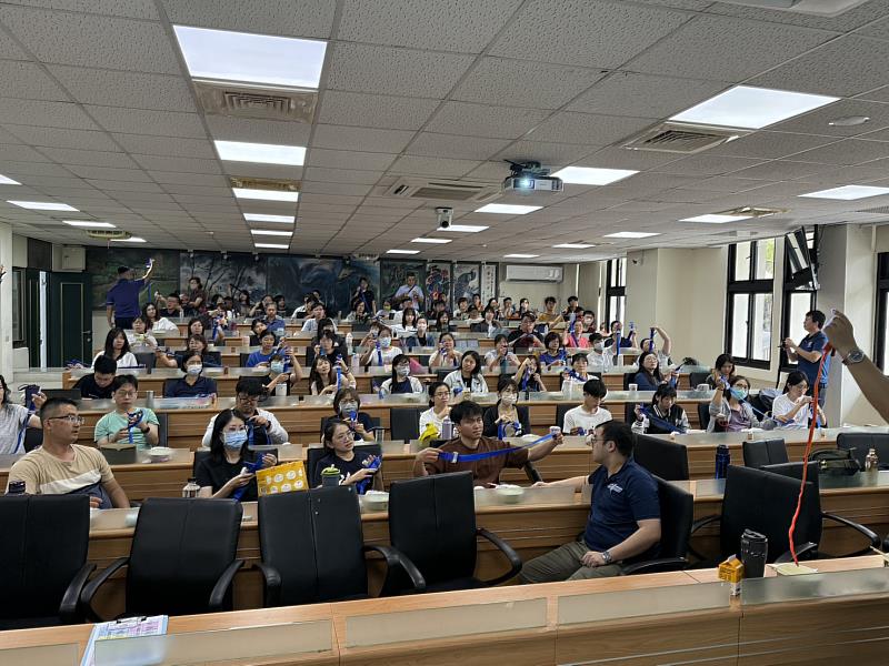 中興大學學務處健諮中心辦理「急救教育訓練 CPR+AED 實作課程」。