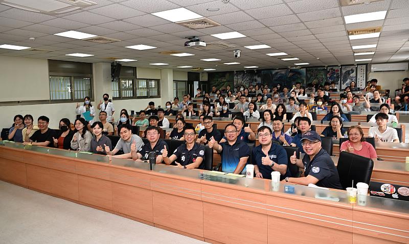 中興大學學務處健諮中心辦理「急救教育訓練 CPR+AED 實作課程」。