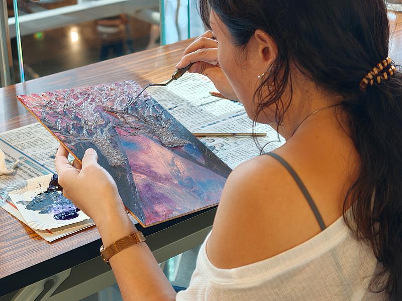 參與者運用特殊材質描繪樹木紋理，親手完成獨一無二的立體風景作品。