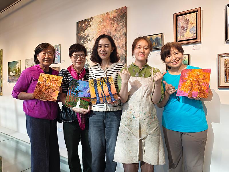 參與民眾與藝術家卜馨賢合影留念，展示完成作品，為午後藝術時光留下美好紀念。