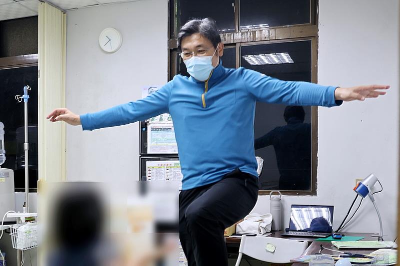 1至3歲是語言、認知與社會互動發展的黃金期，張雲傑主任在評估現場透過堆積木、丟球互動、圖像辨識及對話，觀察孩子在粗大動作、精細動作、語言認知和互動上的表現。