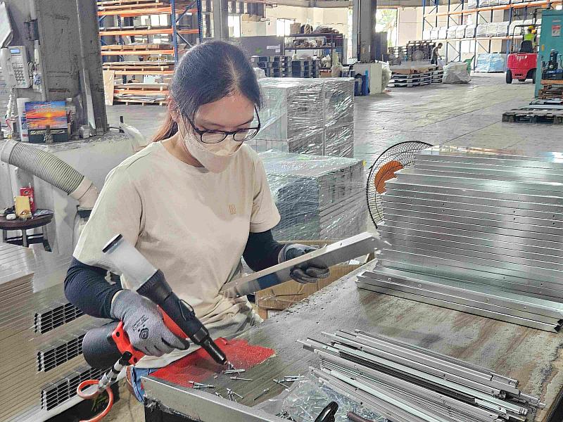 鉅為領先業界導入「綠色設計」思維,工業濾網不只框體可重複使用,濾材也能回收再更換。(資料來源:鉅為)