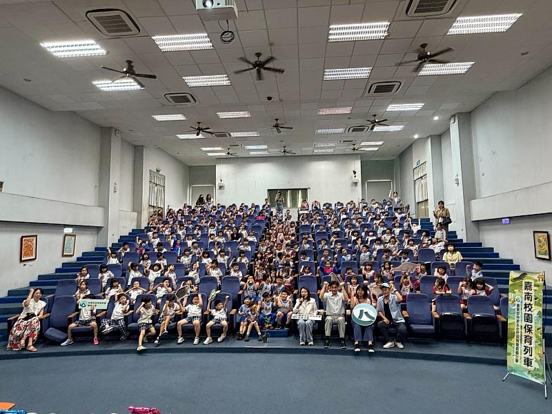 小朋友在世界地球日活動宣導反應熱烈，寓教於樂中扎根保育觀念。