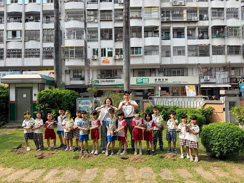 嘉義分署與嘉北國小進行贈苗儀式，與孩子們一起守護校園生態。