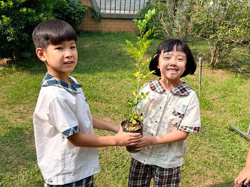 充滿生機的原生種「月橘」小苗進入校園，象徵將環境永續的種子播撒在孩子心中。