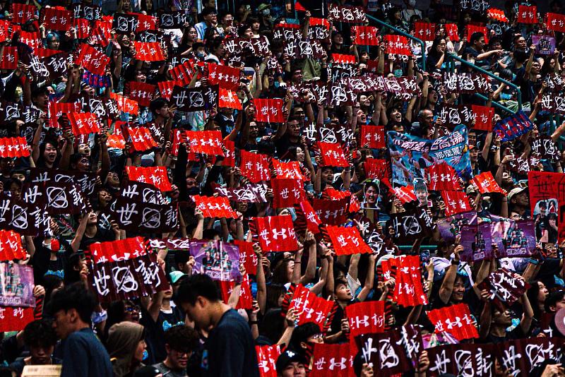 世新女籃球迷兩日坐滿小巨蛋加油區,應援聲不間斷。(世新大學提供)