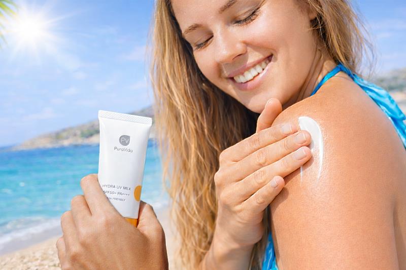 透過微粒化粉體技術，「輕透亮采防禦乳」打破高防曬係數黏膩的既定印象，打造薄透服貼的防護屏障。（資料來源：璞若美得）