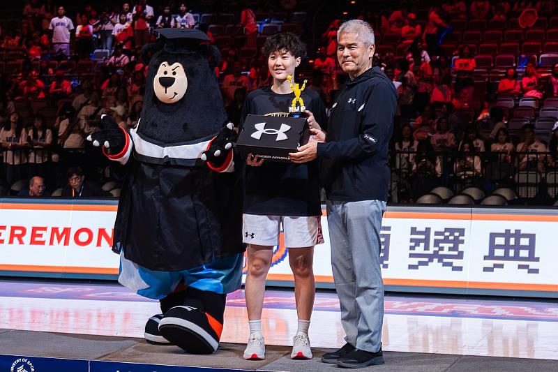 世新女籃葉欣宜獲選冠軍賽FMVP。（世新大學提供）