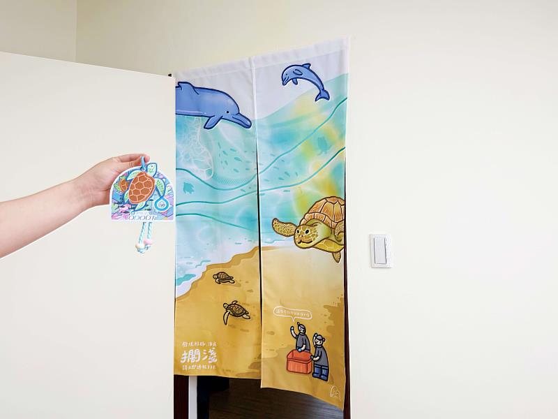 臭味滾攜手中華鯨豚協會發起公益專案，活動期間購買指定系列不僅提撥10%收益捐贈，滿額再加碼送海龜刺繡吊飾與環保周邊。（資料來源：臭味滾）