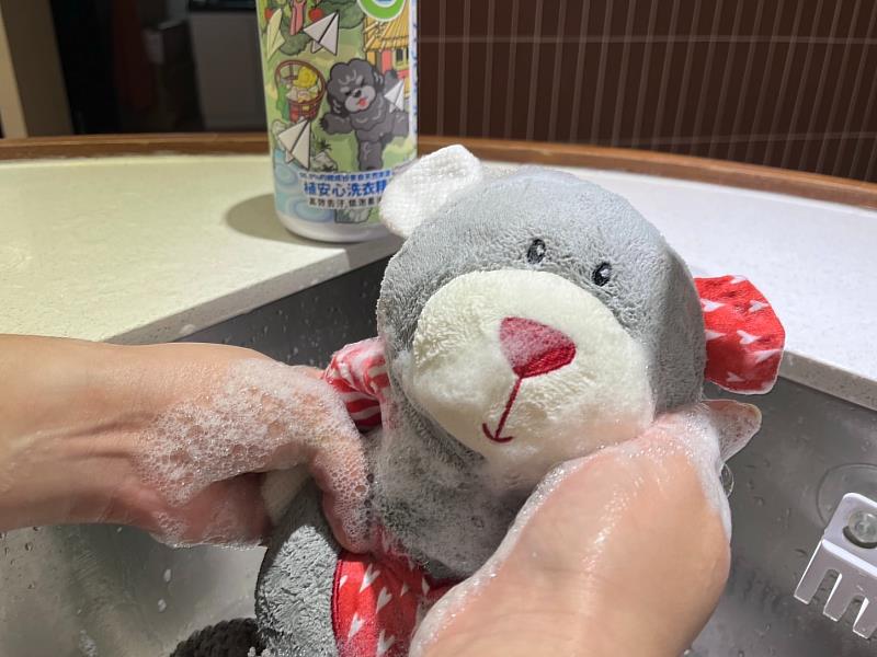 打破「泡沫越多越乾淨」的迷思！植安心洗衣精採用「低泡易沖」配方，大幅降低泡沫殘留機率，深層洗淨口水與皮脂，讓衣物清爽不黏膩。（資料來源：臭味滾）