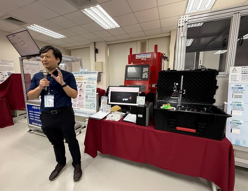 慧穩科技總經理林耿呈，介紹公司研發。