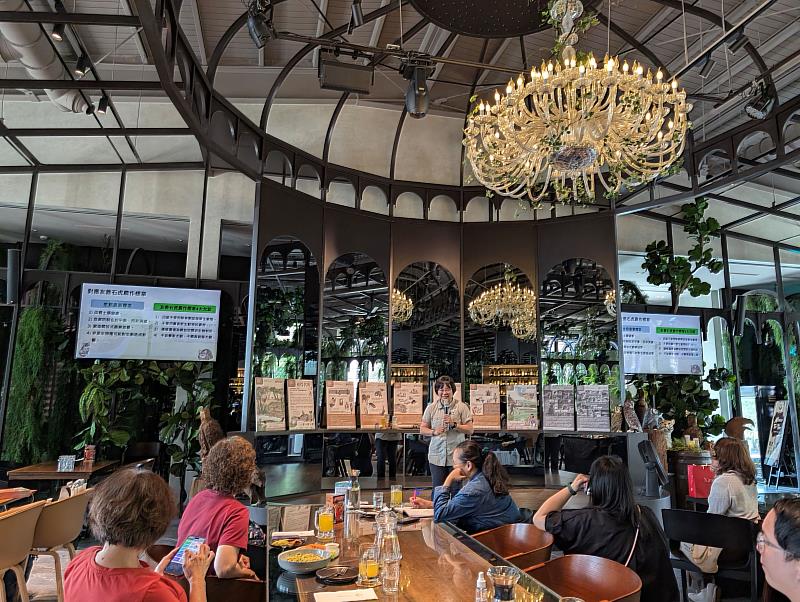 生物多樣性研究所林育秀副研究員現場介紹「友善石虎農作標章」，讓與會者更了解石虎保育與友善耕作之間的緊密關聯。