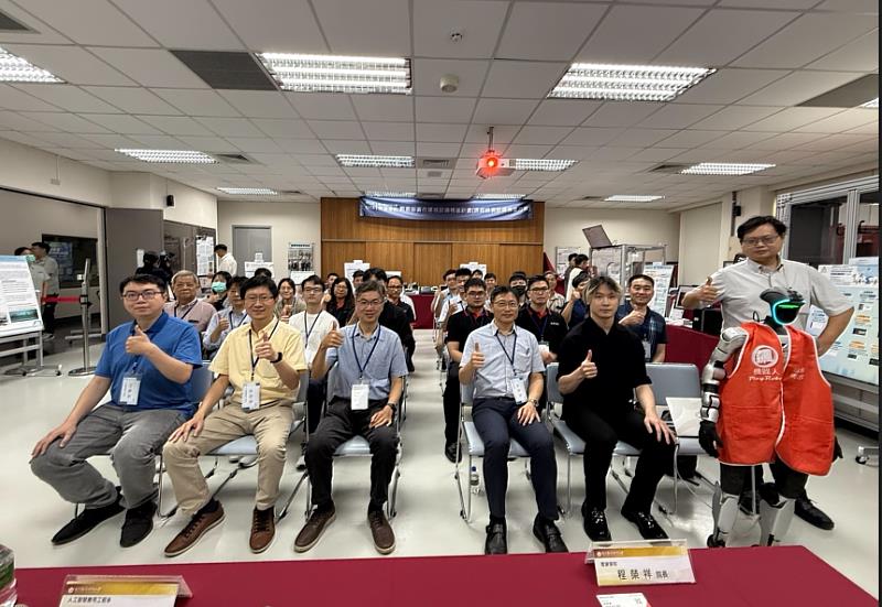 AI智慧製造技術論壇與會來賓與勤益人工智慧應用工程系師生合影。