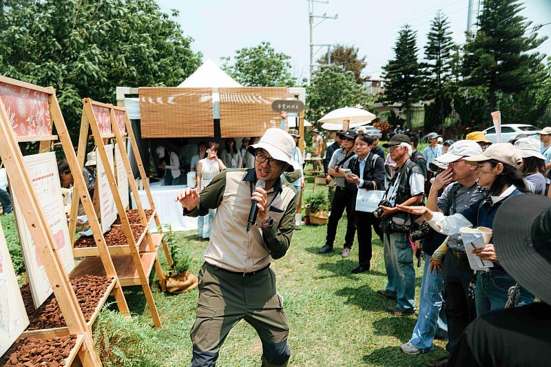 林業試驗所助理研究員陳建帆導覽竹苗淺山受脅植物異地復育成果。（新竹分署提供）