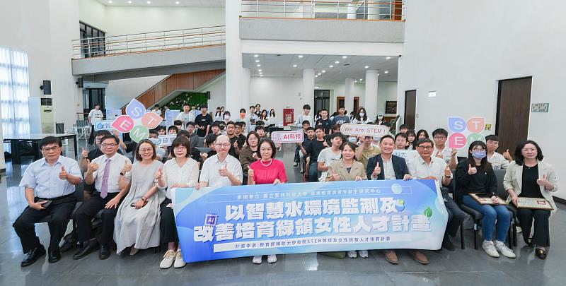 雲科大師長與合作高中職代表及學生於成果展現場合影，展現跨校攜手推動STEM教育、培育綠領人才之成果。