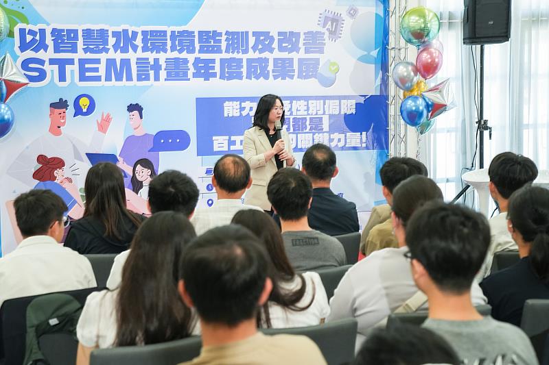 維多利亞實驗中學校長孫嘉芳出席成果展，肯定STEM跨域教學模式，有助於培養學生創新思維與實務能力。