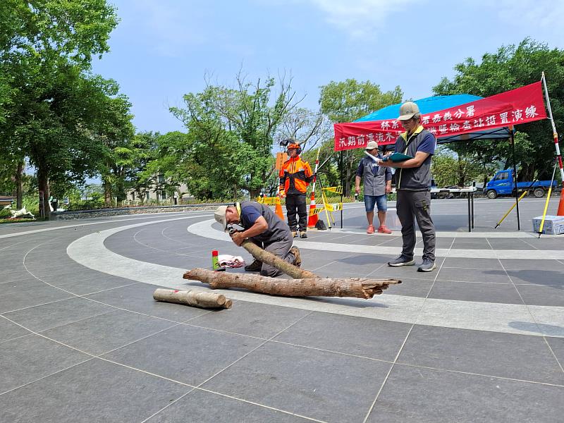 演練內容包含漂流木辨識、註記、檢尺、搬運。