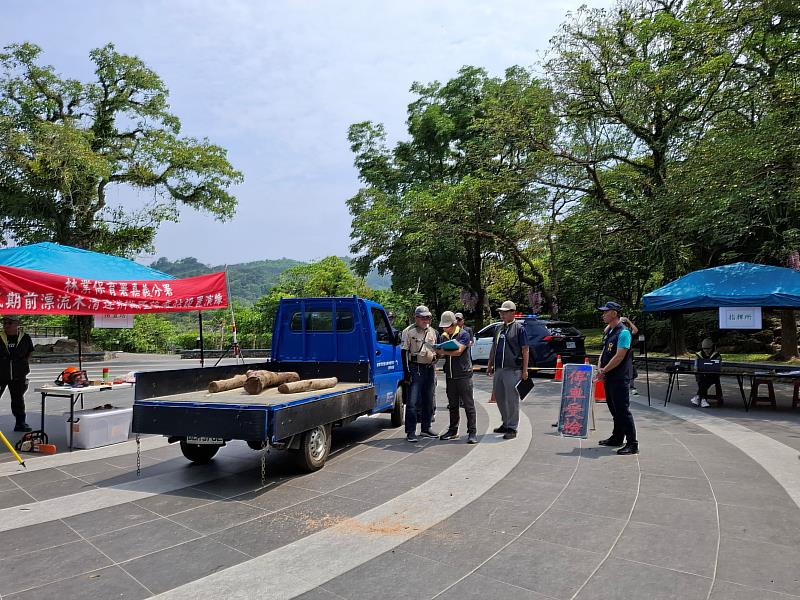 協助民眾填寫拾得漂流木搬運登記表。