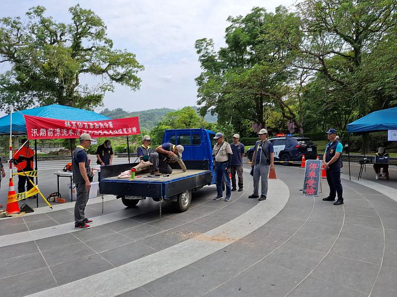 情境模擬與森林警察檢查民眾撿拾漂流木有無國公有標記。