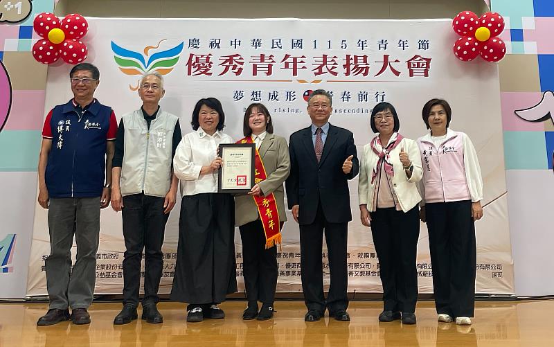 南華大學教職員賴婉玲(中)獲選「115年社會優秀青年」。