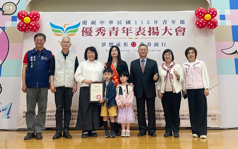 南華大學教職員廖珮彤（中）獲選「115年社會優秀青年」。