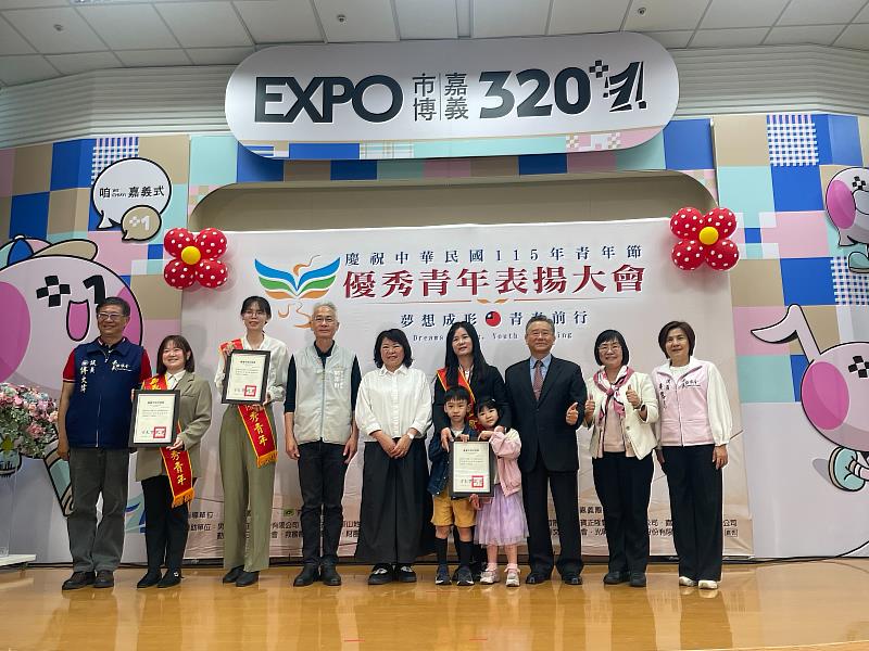 南華大學3位教職員蔡嘉真(左3)、賴婉玲(左2)及廖珮彤(右4)獲選「115年社會優秀青年」。