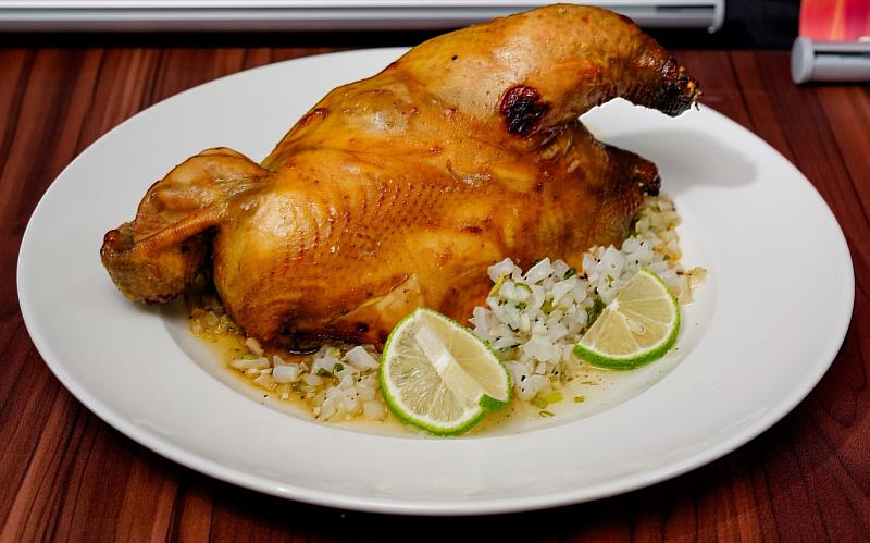 黃千珊把烤雞拆解重組，去骨後塞進芋頭餡料，讓傳統菜色搖身一變，既保留美味又實踐惜食精神。